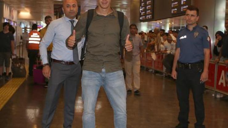 Fenerbahçenin yeni transferi Frey İstanbula geldi