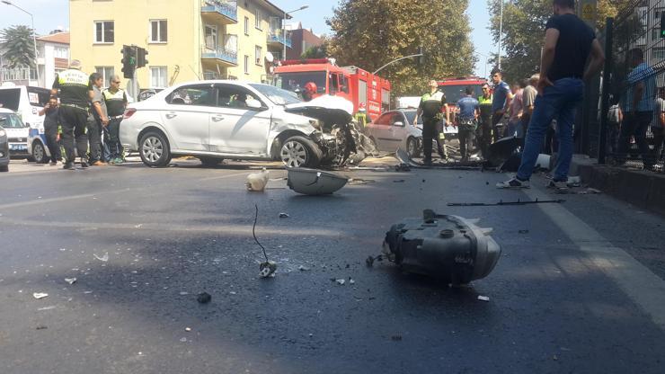 Kavşakta 3 otomobil çarpıştı: 1 yaralı