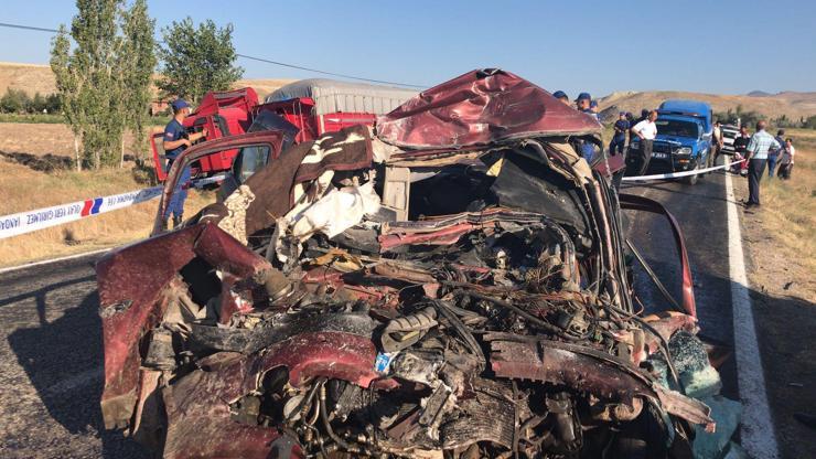 TIRla çarpışan otomobildeki 5 kişi öldü