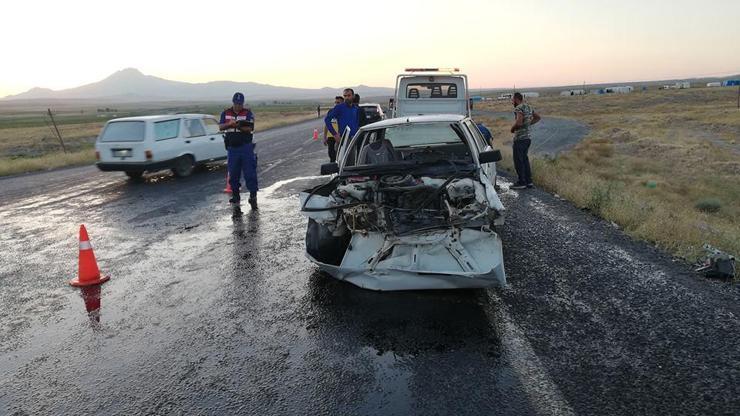 Otomobiller çarpıştı: 10 yaralı