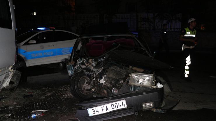 Park halindeki minibüse çarptı: 2 yaralı