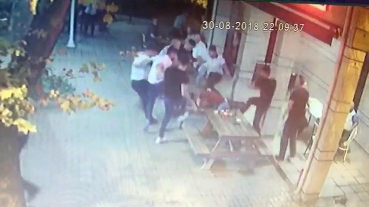 Cami avlusunda tekme tokat dövüp, bıçakladılar