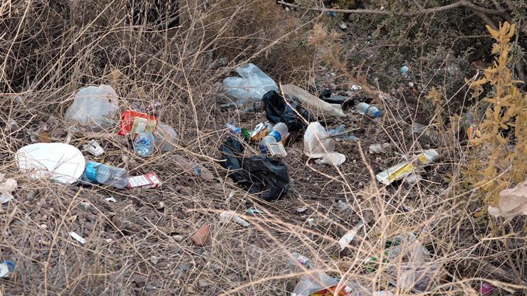 Marmariste araçlardan atılanlar çöplerde bebek bezi ilk üçte