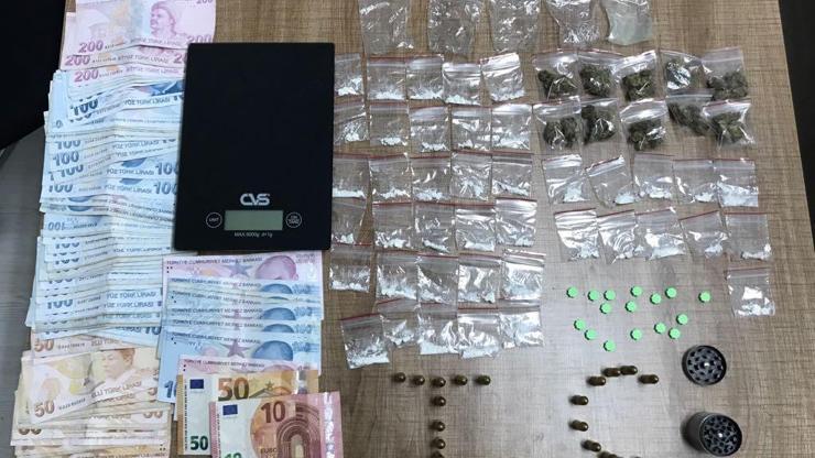 Lüks otomobilin elektrik aksamına uyuşturucu zulaladılar