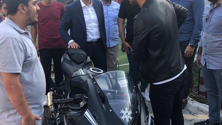 Sofuoğlunun motosikletini 10 kişi taşıdı