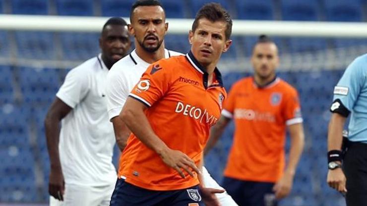 Emre Belözoğlu 8 dakika oynayıp sakatlandı