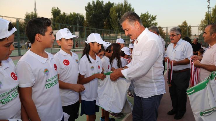 Tenis turnuvasının ödülleri sahiplerini buldu