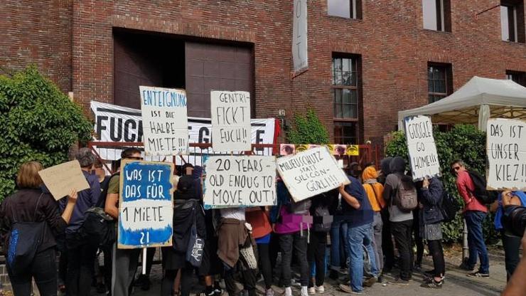 Kreuzberglilerden Google protestosu