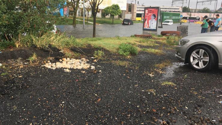 Otoparkı su bastı onlarca araç mahsur kaldı