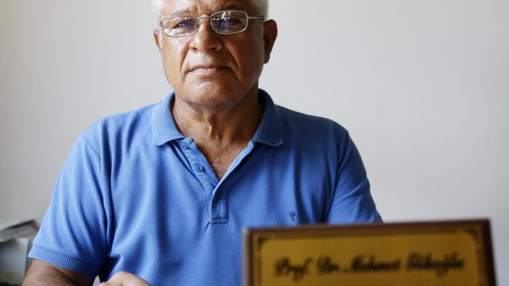 Profesör olunca annesinin mezarını ziyaret etti