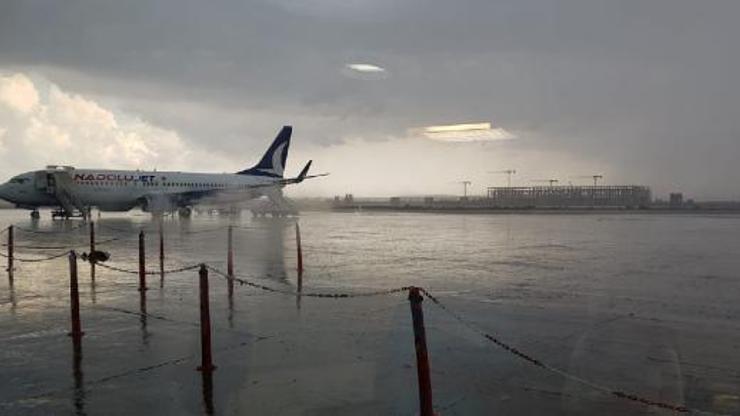 KKTCde hava trafiğine şiddetli yağış engeli