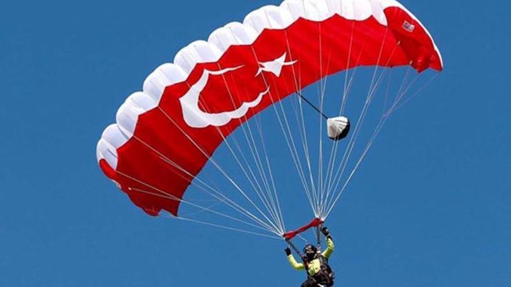 Paraşütçüler gökyüzünü renklendirdi