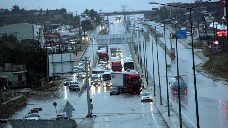 Şiddetli yağmur Çanakkale yolunu kapattı