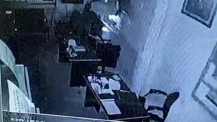 Camide madeni paraları çaldılar