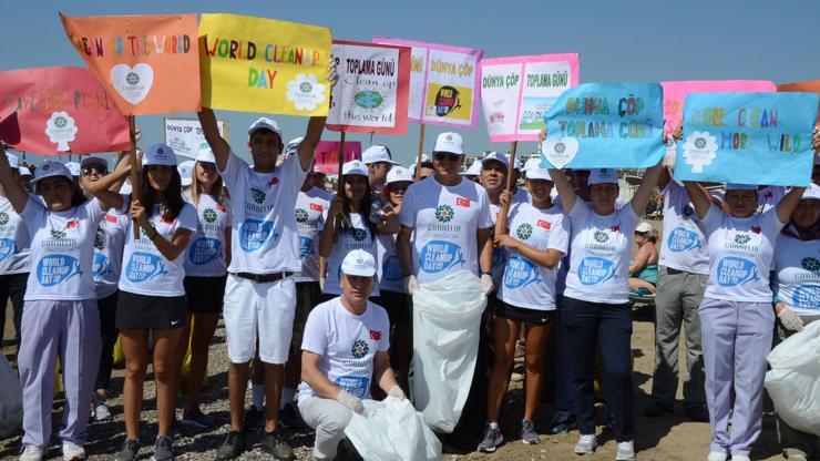 Turistler sahilde çöp topladı