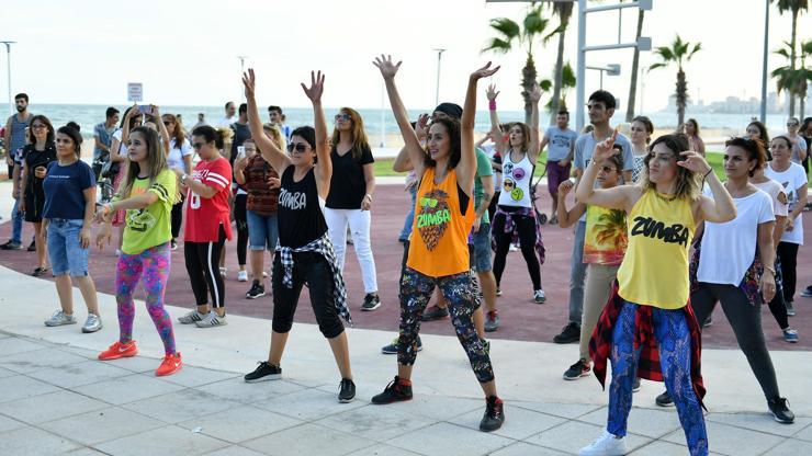 Kadınların açık hava zumba keyfi