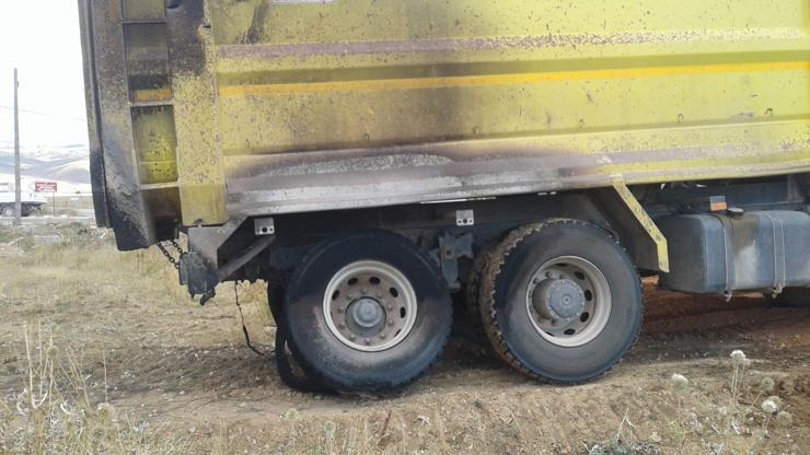 Hafriyat kamyonunun lastiği alev aldı