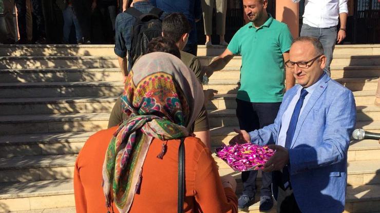 Öğretmenler, öğrencileri çikolata ve kolonya ile karşıladı