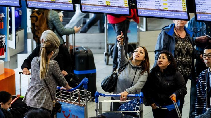 Amsterdam’da yüzlerce uçuş iptal edildi