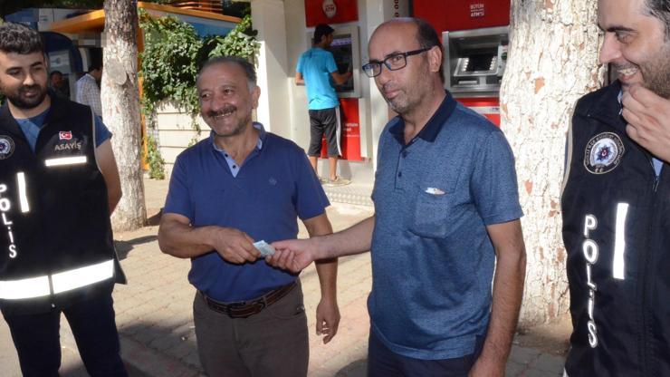 ATMde unutulan parayı sahibine ulaştırdı