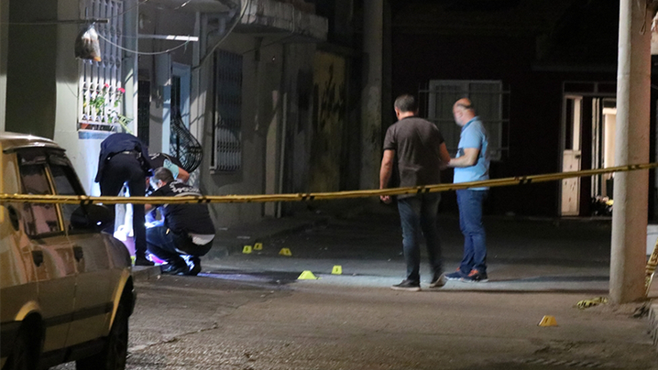Kavgayı ayırmak isteyen polis bıçaklandı
