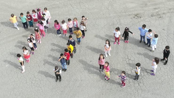 İtfaiyeyi ziyaret eden minik öğrenciler, bedenleriyle 110 yazdı