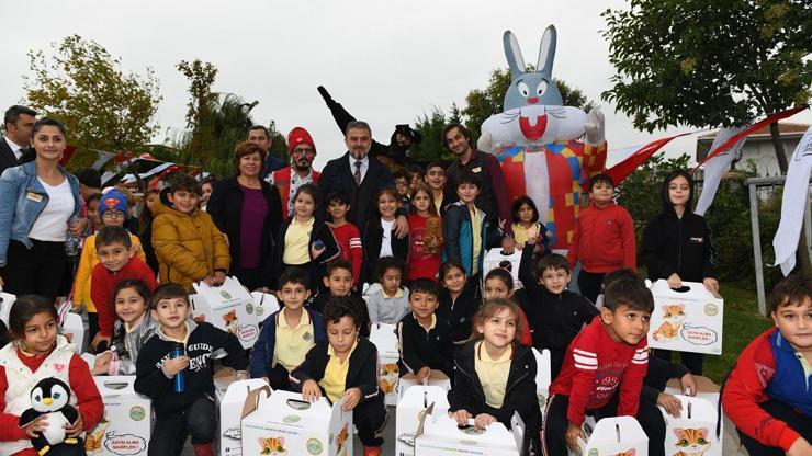 Çocuklara ‘bagajda mama setleri’ hediye edildi