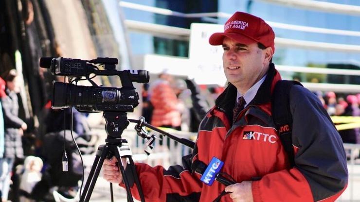 Trumpa destek şapkası takan gazeteci kovuldu