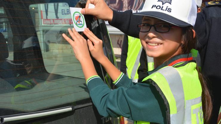 Öğrenciler sürücüleri sticker ile uyardı
