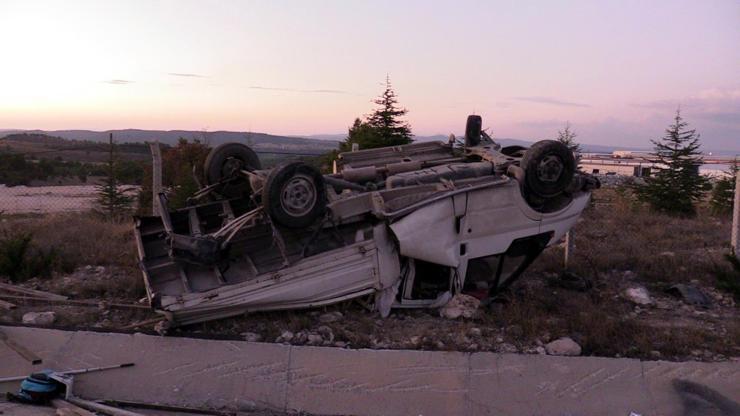 İçki yüklü TIR, kamyonete çarptı: 2 yaralı