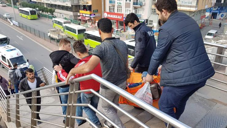 Üst geçitte intihara kalkışan kişiyi vatandaşlar ikna etti