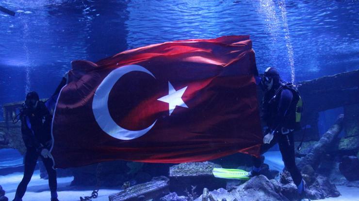 Su altında Türk bayrağı açtılar