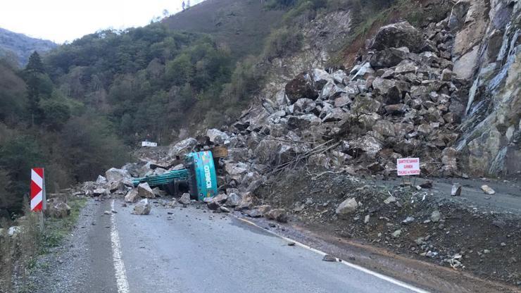 Taş ocağında heyelan; yol kapandı, iş makinesi kayaların altında kaldı