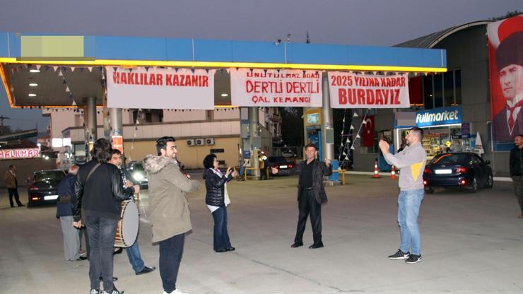 Davayı kazandı, davul zurna ile akaryakıt istasyonunu açtı