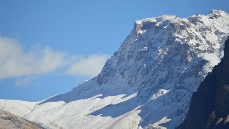 Hakkari dağlarına kar yağdı