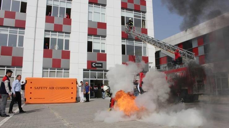 Öğrencilerden kurtarma tatbikatı gerçeği aratmadı