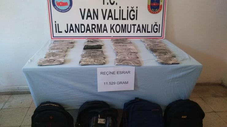 Kaçakların çantasından 11,5 kilo esrar çıktı