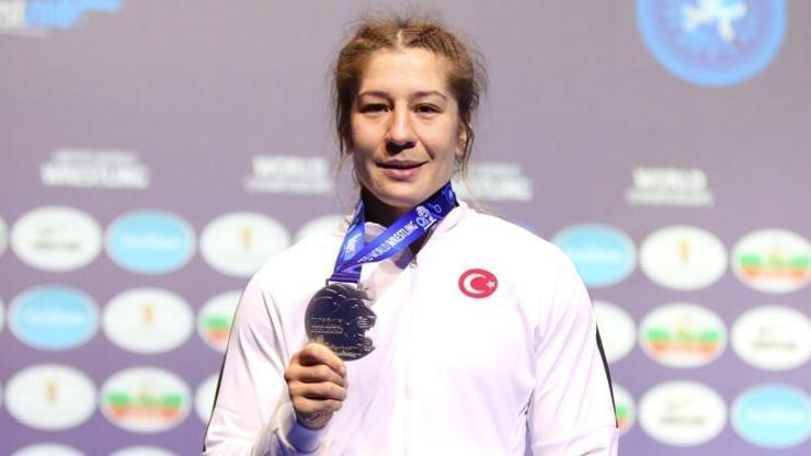 Yasemin Adara büyük onur
