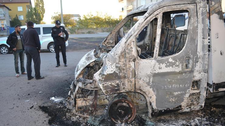 İşe gitmek için evden çıktı, aracının yandığını gördü