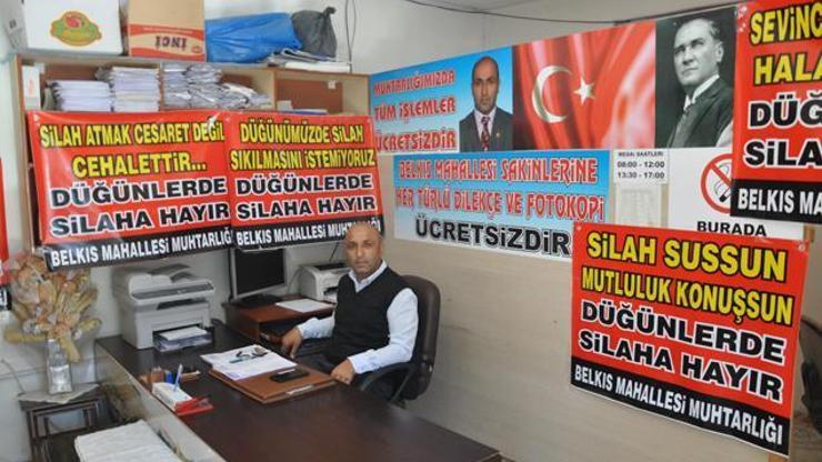 Düğünlerde silaha karşı afiş dağıtıyor