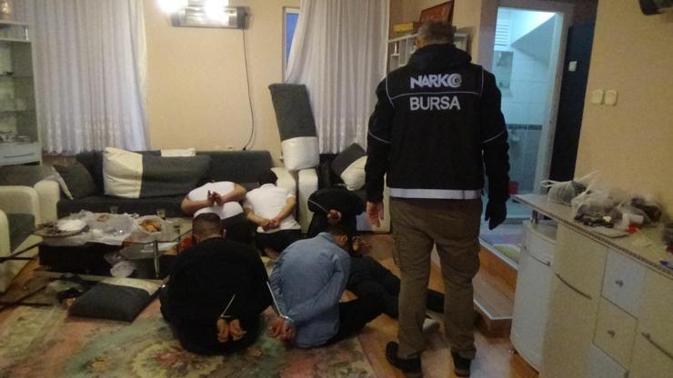 Lüks villada, uyuşturucu şüphelilerinin üzerinden tomar tomar para çıktı