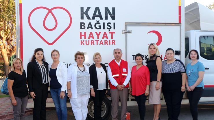 Ak Partili kadınlardan Kızılaya battaniye