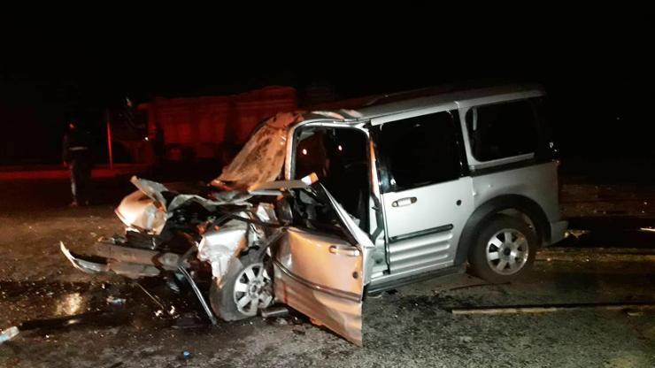 Hafif ticari araç kamyona çarptı: Baba öldü, eşi ve çocukları yaralandı