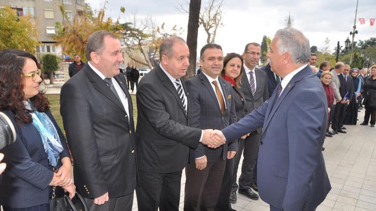 Tekirdağ Valisini karşılama kuyruğu