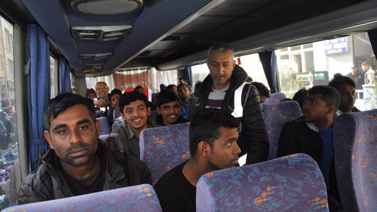 Polisin kovalamacada durdurduğu minibüsten 24 kaçak çıktı