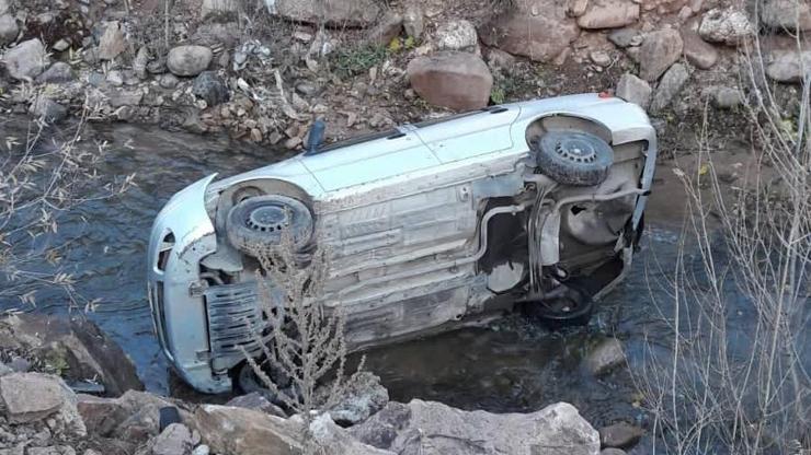 Suşehrinde otomobil dereye uçtu: 1 yaralı