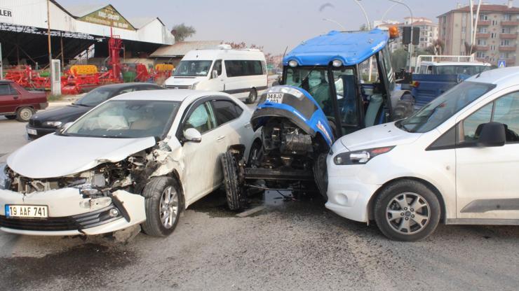 Kavşakta kaza traktör ikiye bölündü; 1 yaralı
