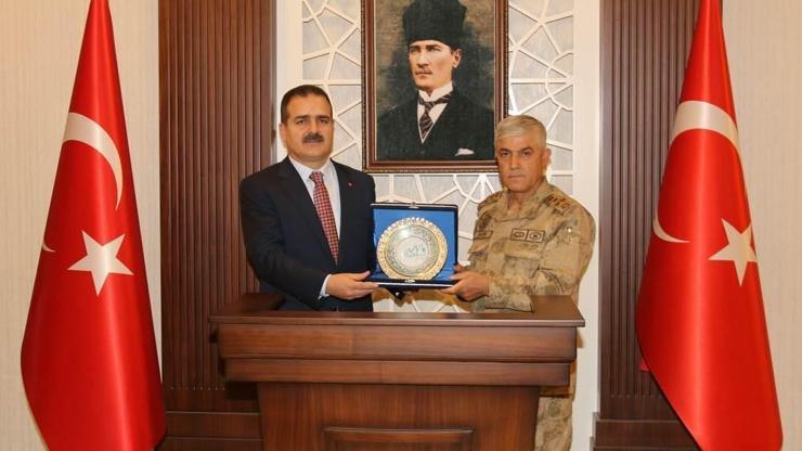Jandarma Genel Komutanı Orgeneral Çetin, Hakkari Valisi Akbıyıkı ziyaret etti