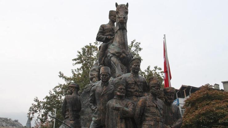 Atayı anarken gözleri doldu
