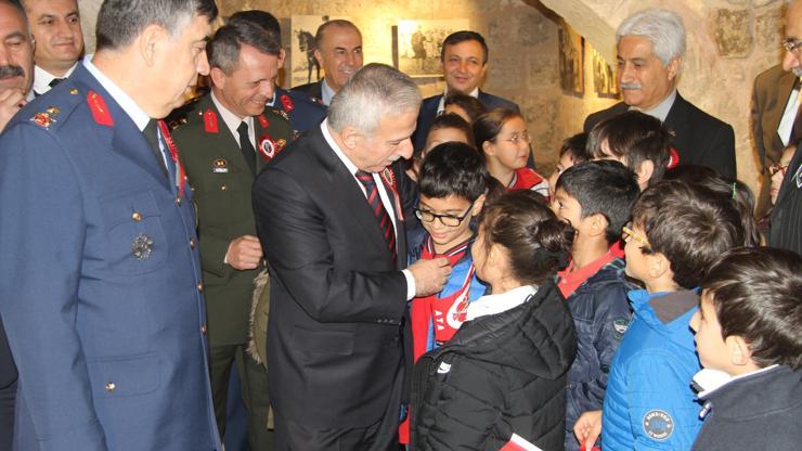 Atatürkün siyah beyaz resimleri sergilendi